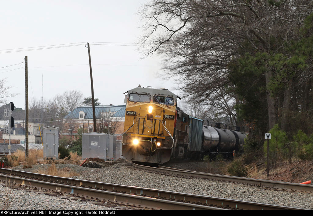 GECX 9513 leads NS train 6W4 around the curve 